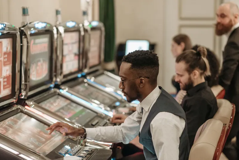 When Mates Become Bad Luck Charms: How Peer Pressure at the Casino Is Quietly Draining Your Wallet