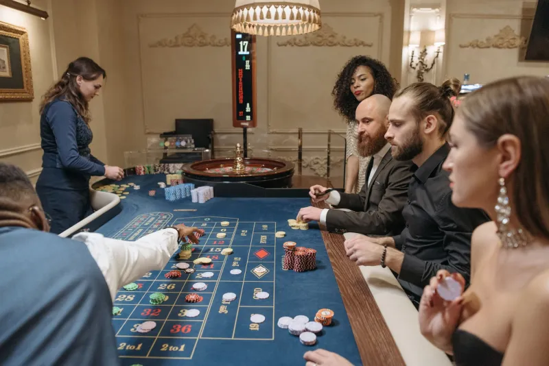 Flying Solo or Rolling Deep: How the Company You Keep at the Casino Rewires Your Gambling